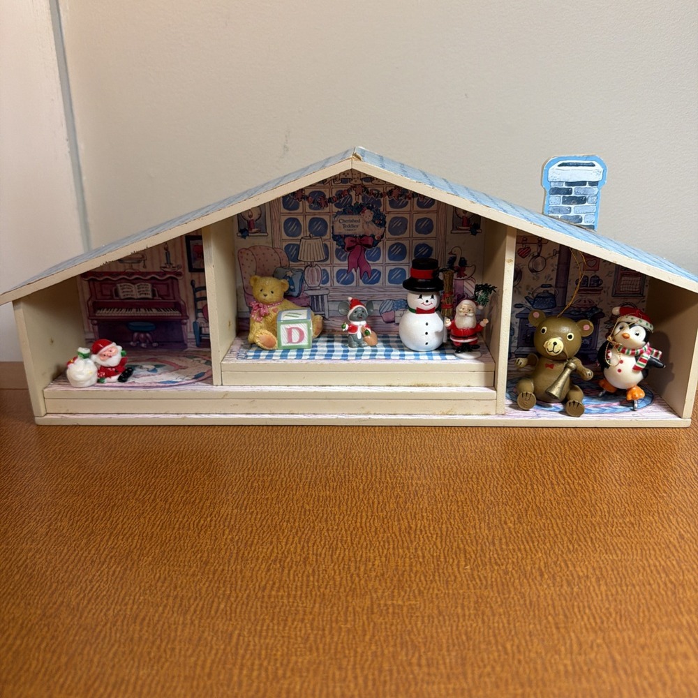 Vtg Enesco Christmas Shadow Box Display With Bear & Various Christmas Trinkets